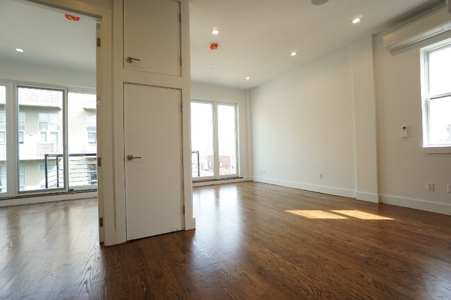 Building Photo - 141 Metropolitan Ave