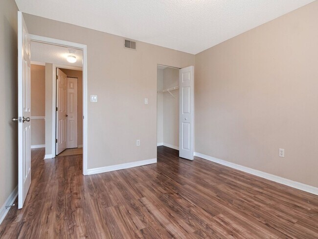 Foto del edificio - 221 Lake Brook Cir