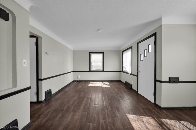 Foto del edificio - 15705 Maplewood Ave