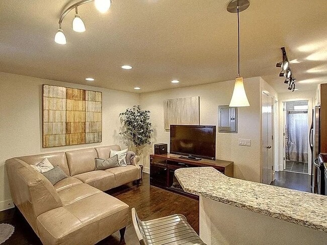 West Wash Park Condo | 1BD | In-Unit W/D | Parking Included - West Wash Park Condo | 1BD | In-Unit W/D | Parking Included