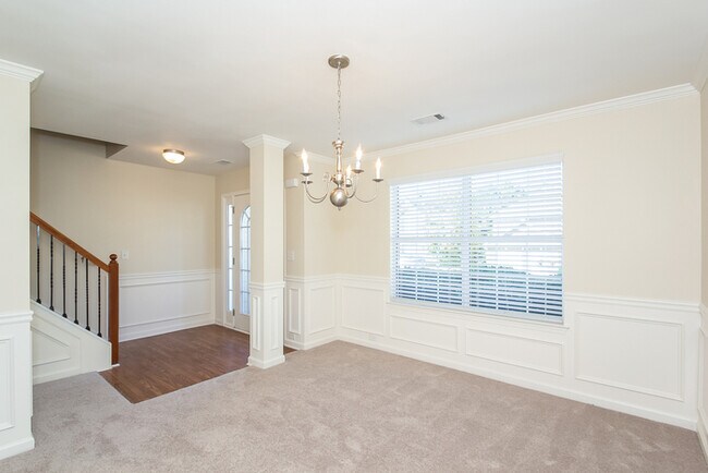 Building Photo - HALF OFF!!! Lovely 4 Bedroom Home located ...