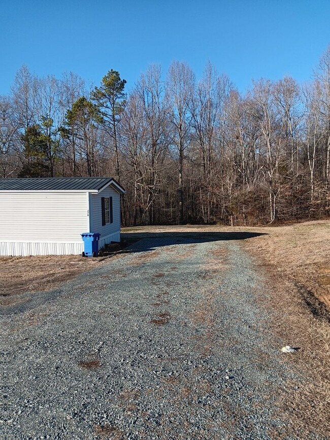 Building Photo - AVAILABLE NOW!