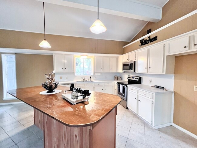 Building Photo - 401 Rolling Hills Dr W