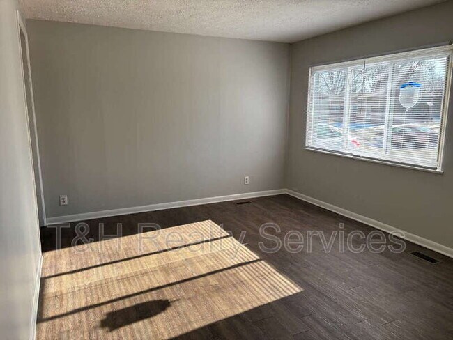 Foto del edificio - 2645 Calbert Dr