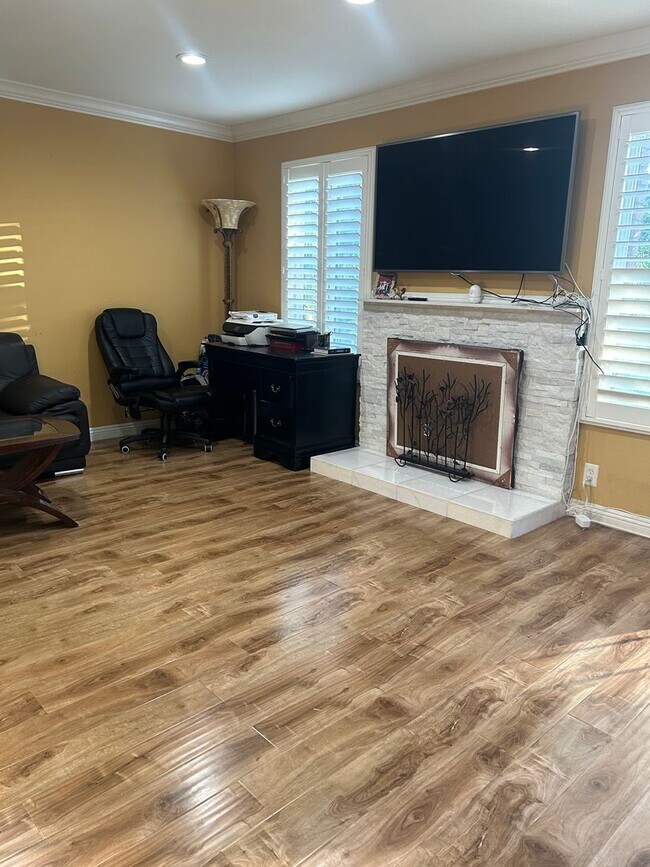 Foto del edificio - Spacious Home for Rent in Fountain Valley