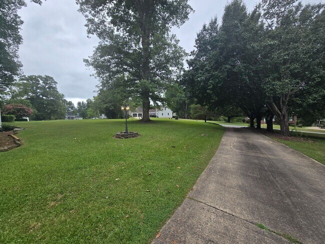 Foto del edificio - Quiet Neighborhood- Large Lot- Shed- Enclosed Sunroom! Community Pool & Tennis Courts!
