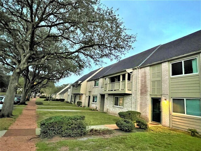 Building Photo - 2130 Greenbriar Colony Dr