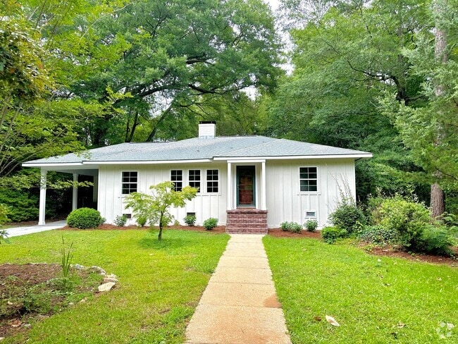 Building Photo - Super Cute Cottage 1 mile from Toomers Corner