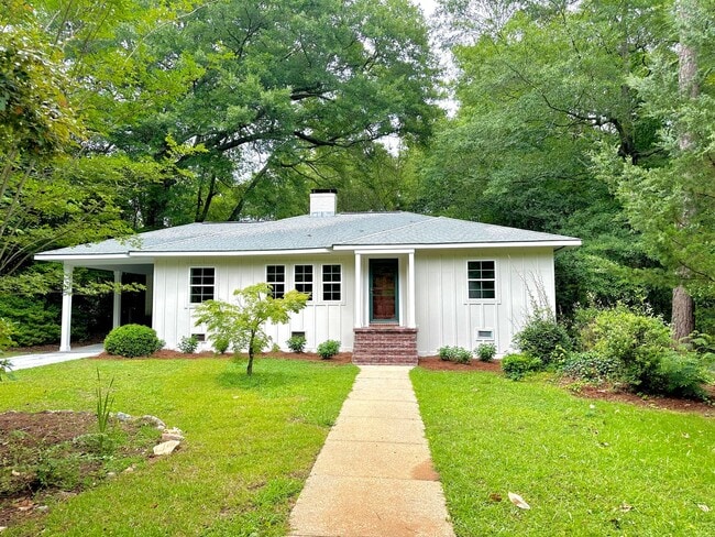 Building Photo - Super Cute Cottage 1 mile from Toomers Corner