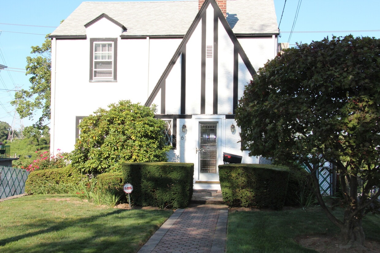 61 Round Hill Dr, Yonkers, NY 10710 House Rental in Yonkers, NY