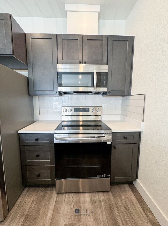 Foto del edificio - BRAND NEW Pet Friendly 1 bed/ 1 bath apartment!