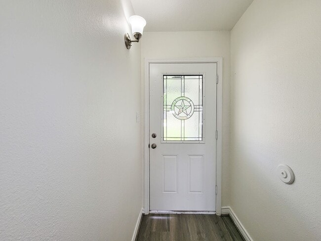 Building Photo - This fully renovated 3-bedroom, 2-bath home features a modern kitchen, large master suite with a ...