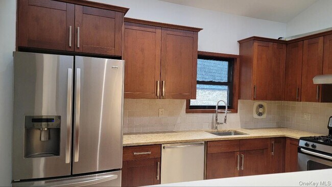 Foto del edificio - 240-36-240-70 70th Ave