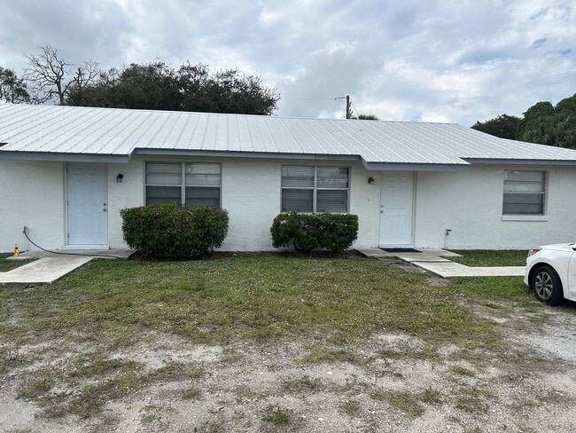 Building Photo - 2/1 Duplex Ft Pierce