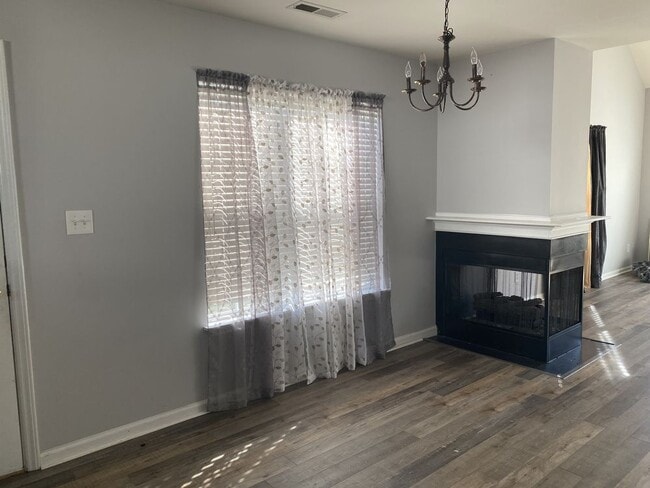 Building Photo - Swanky Townhouse