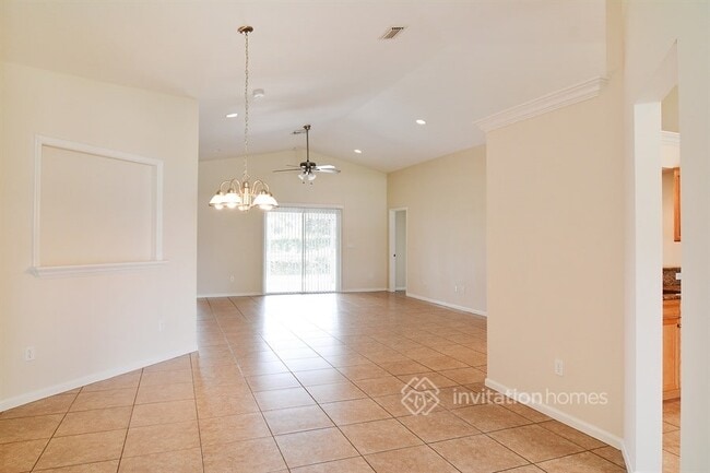 Building Photo - 272 SW Oakridge Dr