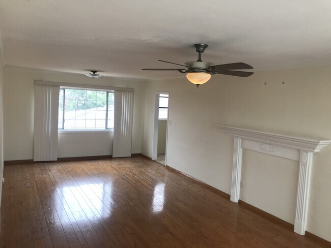 Foto del edificio - Beautiful Remodeled House with Large Fenced Lot and Big Garage