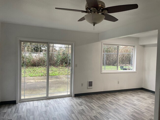 Foto del edificio - THREE BEDROOM TOWN HOME STYLE PLEX IN KELSO
