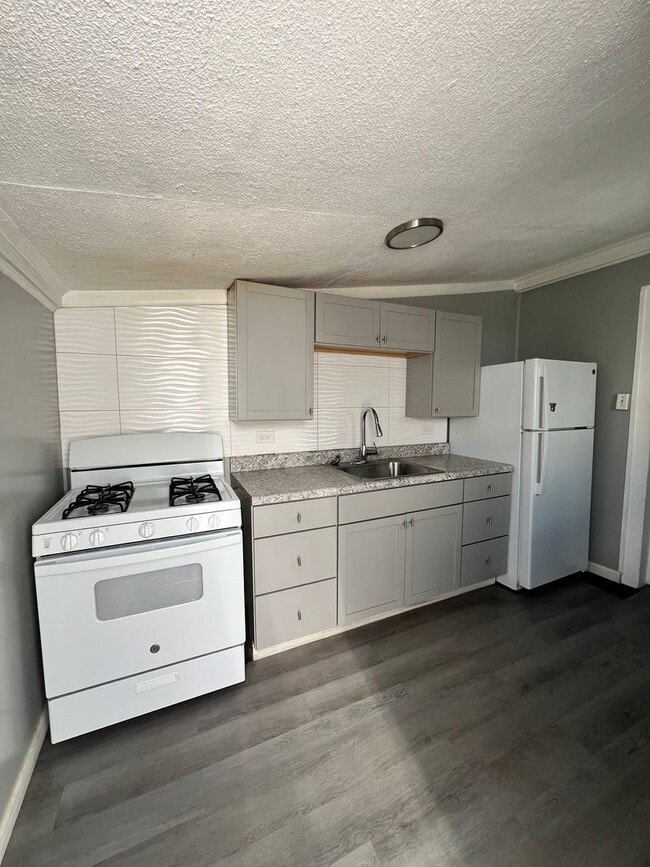 Building Photo - 3 Bedroom, 1 Bath Home Available For Rent