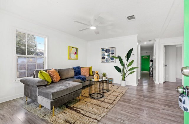 Foto principal - newly remodeled 4-bedroom, 2-bathroom home...