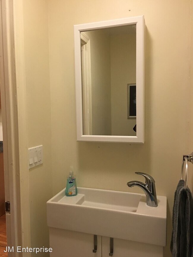 Building Photo - 3 br, 1.5 bath House - 448 North Patterson...