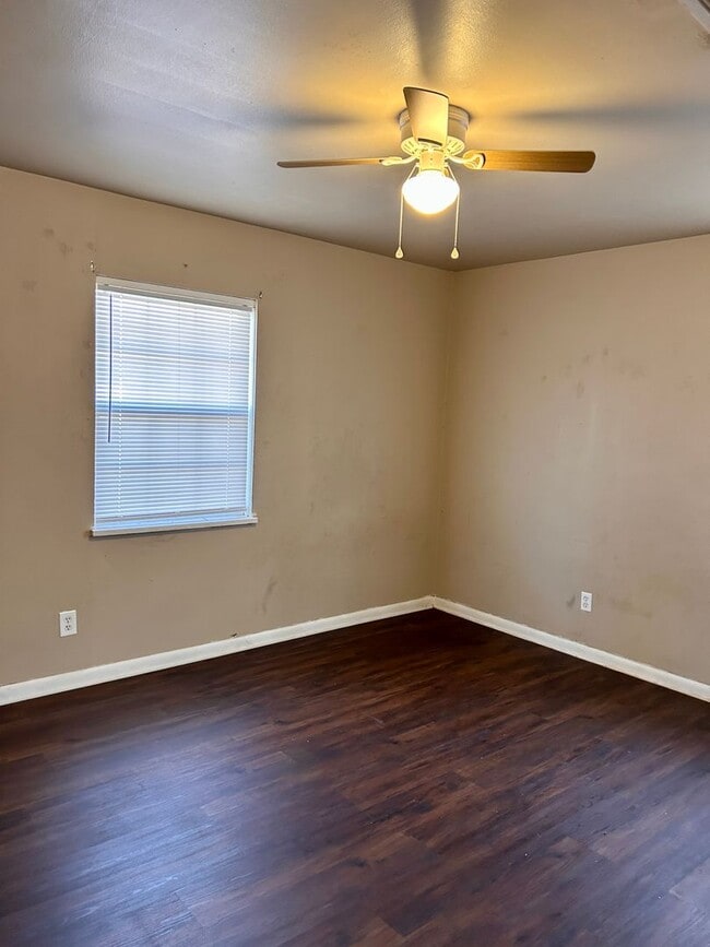 Building Photo - Sunset Acres Beauty