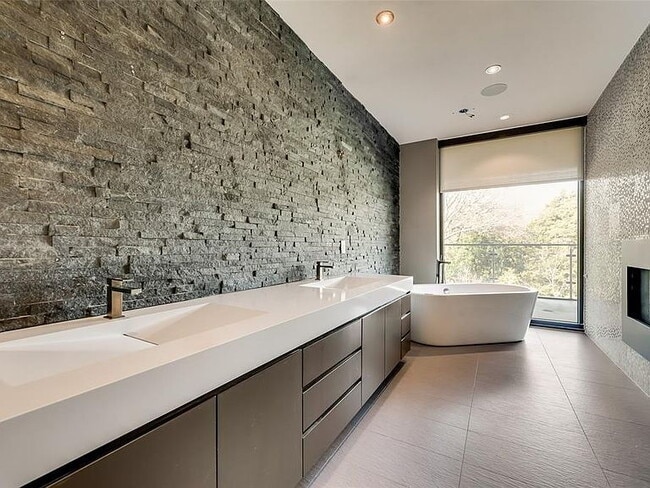 Building Photo - "Luxurious 3-Bed Oasis with 5 Full Baths in Prime Dallas Location - 4,666 Sq Ft of Elegance!"