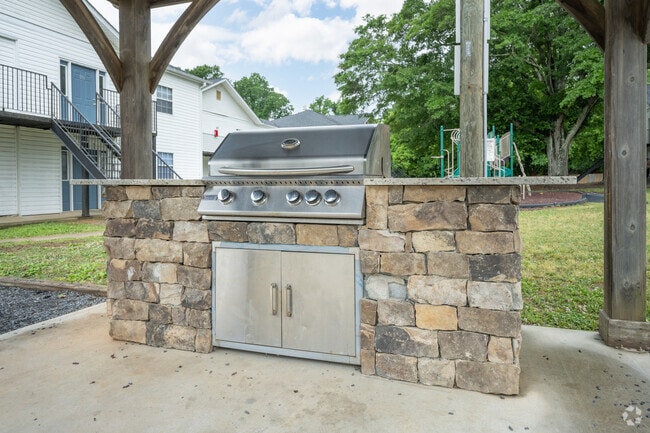 Community Picnic Area with Grill - Retreat at the Park