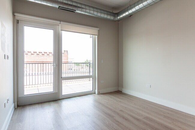 Building Photo - 941 W Belmont Ave