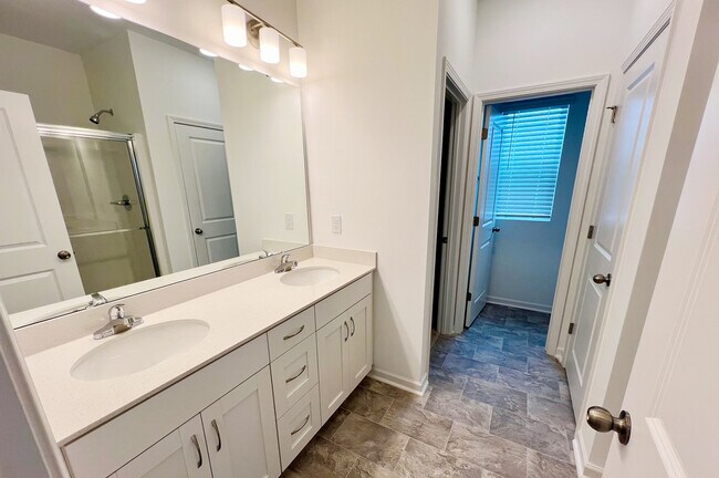 Foto del edificio - 1649 Stanley St