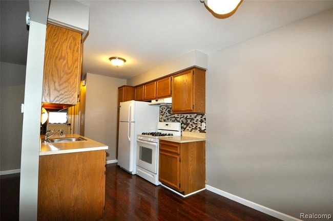 Building Photo - 15846 Cambridge Dr