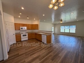 Building Photo - 519 Harvest Ln