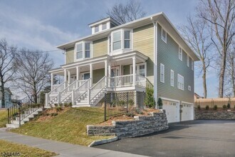 Building Photo - 92 Grove St