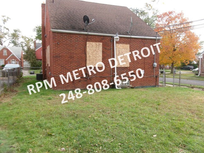 Building Photo - PRICE IMPROVEMENT UPDATED AND RENOVATED BU...