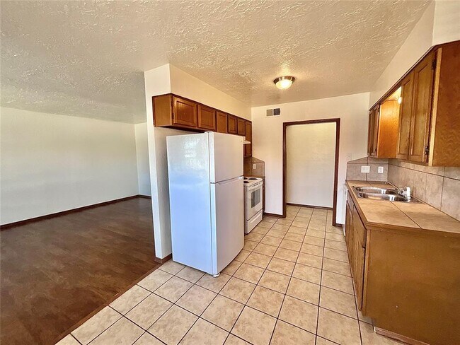 Foto del edificio - 1322 Glen Oaks Ct