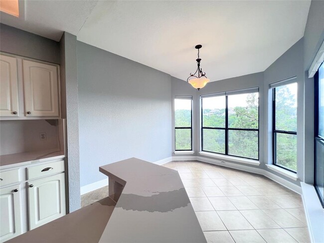 Foto del edificio - 4711 Spicewood Springs Rd