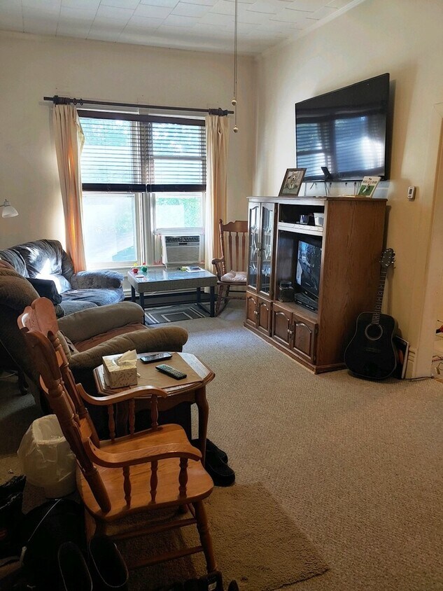 1023 N Seminary Ave Unit 5, Woodstock, IL 60098 Condo for Rent in Woodstock, IL