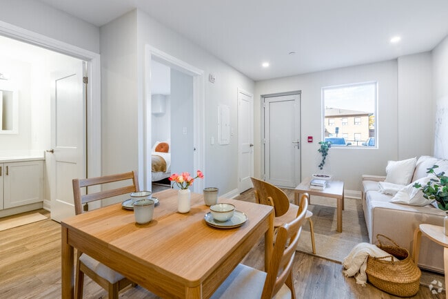 1BR, 1BA - 472SF - Dining/Living Room - 38 King Street W