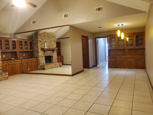 Building Photo - Old Hammond near Airline! 2 BR house