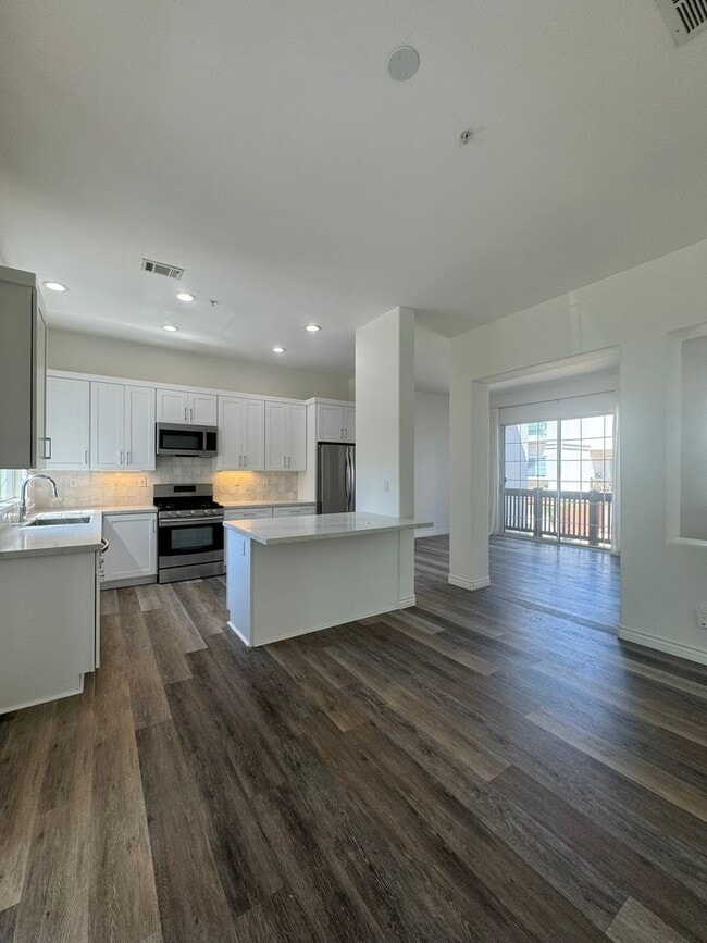 Building Photo - Modern Tri-Level Townhome in Tustin Ranch