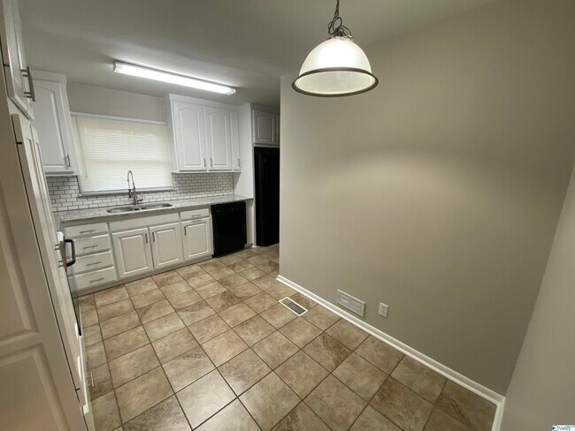 Building Photo - 1515 Clubview Dr NW