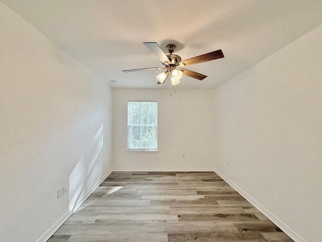 Foto del edificio - Spacious 4-Bedroom Home