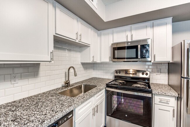 Foto del edificio - Peaceful Living in Champions — 2 Bed Deal You’ll Love!
