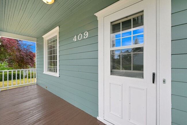 Building Photo - Large Single Family home with Bonus Room!