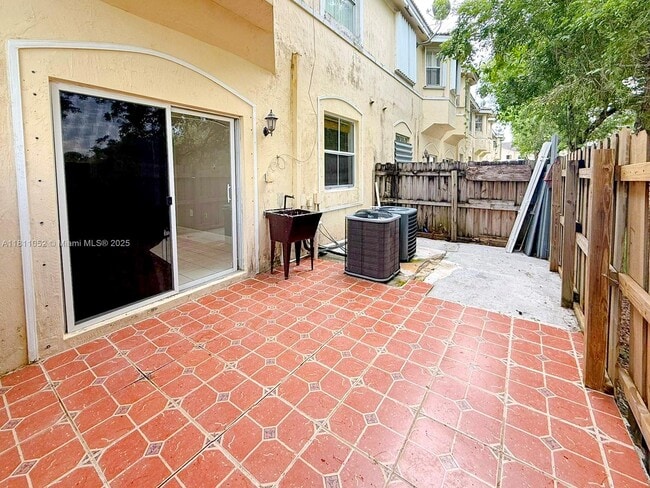 Building Photo - 1677 SE 27th Ct
