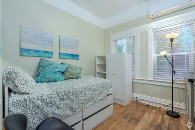 Studio - 100SF - Tenth Street Twenty Nine LLC