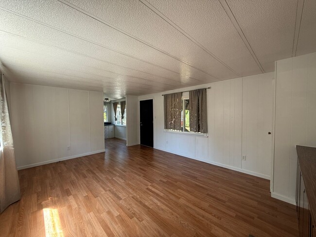 Building Photo - 2 bedroom 1 bath single wide located in Ho...
