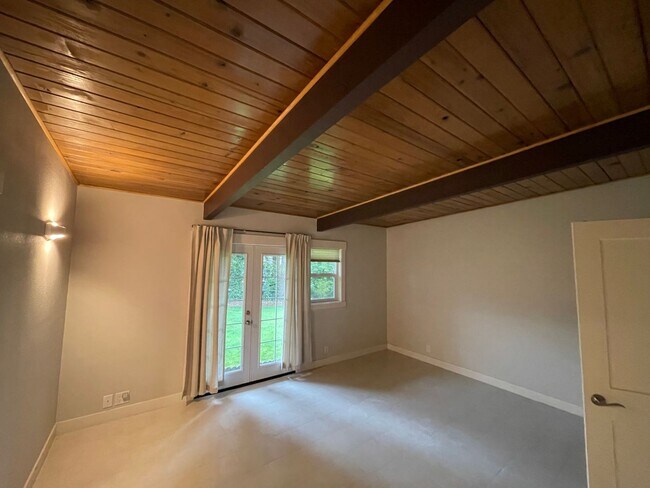 Foto del edificio - Spacious 4 Bed / 3 Bath Remodeled Rambler | Large Yard + Outbuildings + Minutes to Marina Desirab...