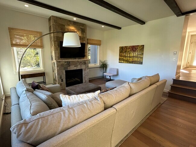 Foto del edificio - 100 Meadow Ranch Dr