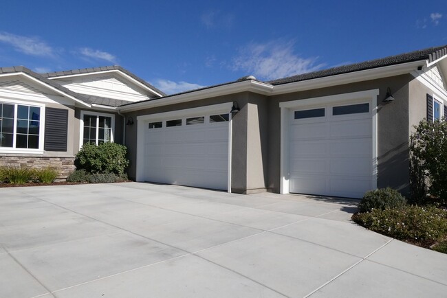 Building Photo - Gorgeous Newer Single Story Model Home Loc...